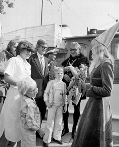 857268 Afbeelding van het bezoek van prinses Margriet en mr. Pieter van Vollenhoven aan Nieuwegein tijdens de viering ...